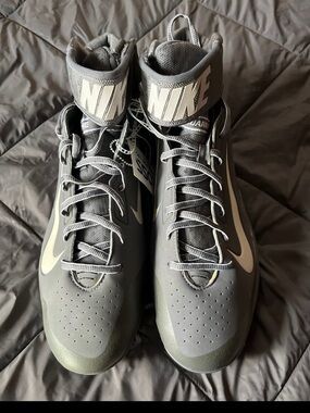 Nike Men’s Gray and White Baseball Cleats High-Top Athletic Shoes new